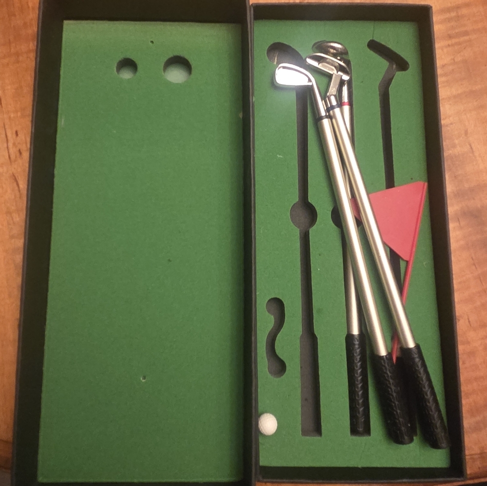Table Top Golf Game With Mini Putters & Ball
